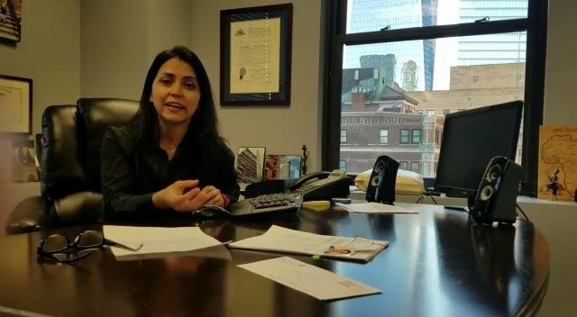 Si ha sido víctima de agresión o crueldad por parte de un cónyuge, padre o hijo, podría calificar para la residencia legal permanente. Nuestra abogada de inmigración explica.