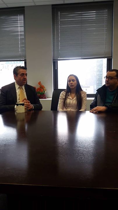 A minutos de abordar un avión de deportación, un hombre ahora ...