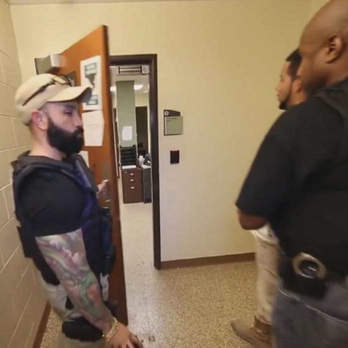 Qué significan las nuevas políticas de ICE sobre arrestos de inmigrantes en los tribunales