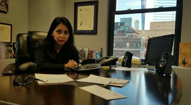 Si ha sido víctima de agresión o crueldad extrema por parte de un cónyuge, podría calificar para la residencia permanente a través de VAWA. Nuestro abogado explica.